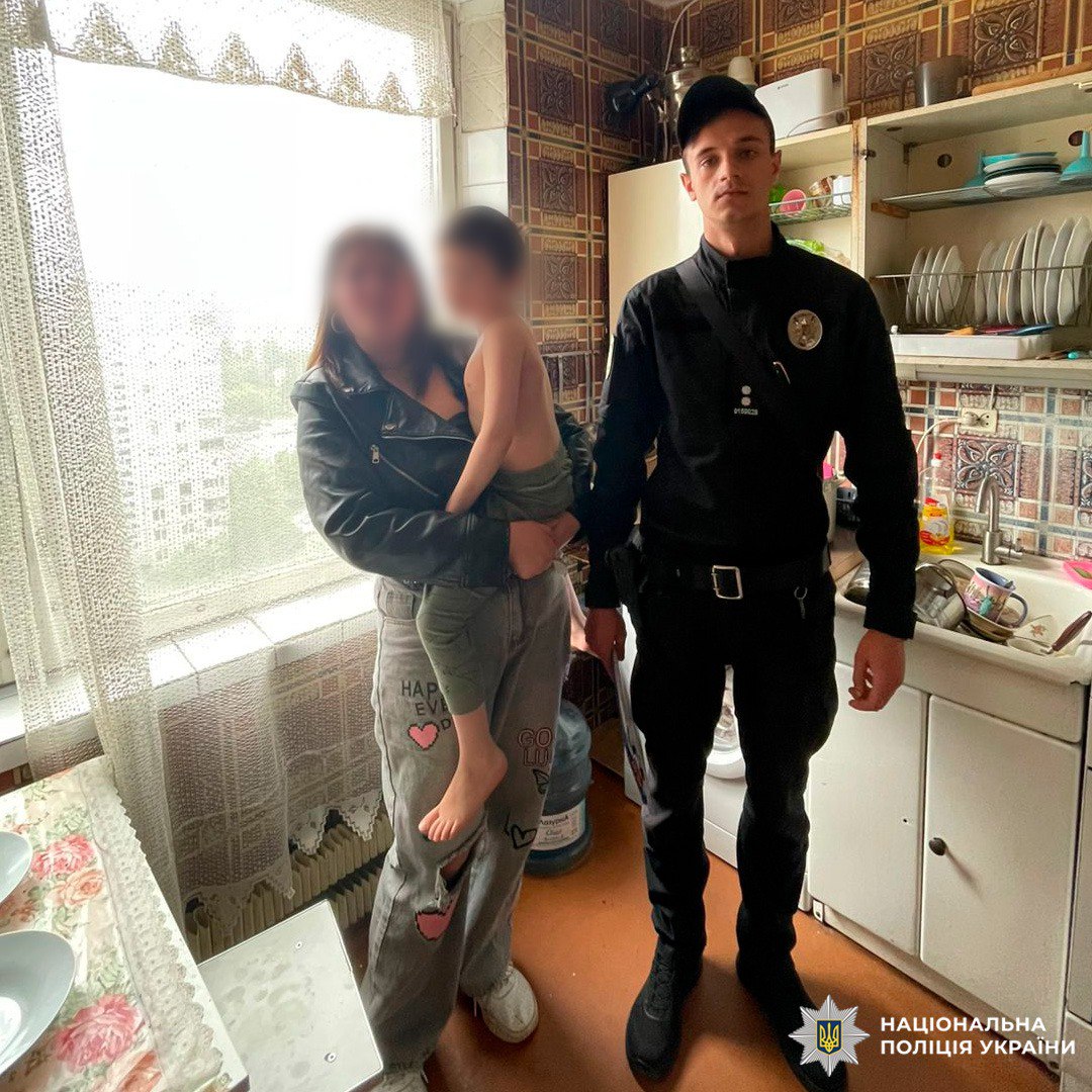Врятували дитину на 12 поверсі будинку поліцейські: Новини Харкова